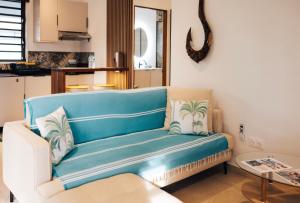 a living room with a blue couch and a table at Nanua Lodge 2 blue in Bora Bora