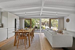 a kitchen and living room with a table and chairs at Casa Piccolo - Peninsula Hot Springs 5 mins away in Rye