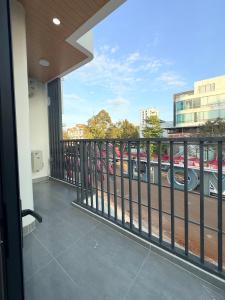 a balcony with a view of a parking lot at Motel Nam Nguyên in Buôn Kô Sir
