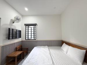 a bedroom with a bed and a window at Motel Nam Nguyên in Buôn Kô Sir +2 photos