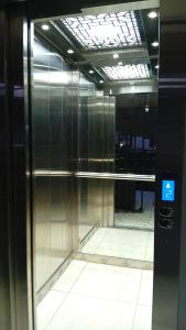 an elevator in a building with a sign on it at Hotel Diamante Azul in Huancayo