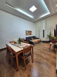 a living room with a table and a couch at Casa 4 quartos com piscina em Aparecida de Goiania in Aparecida de Goiânia