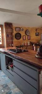a kitchen with a stove and a counter top at Rancho Nobre Produções TEMPORADA MOTO GP GOIÂNIA 5min, autódromo in Senador Canedo