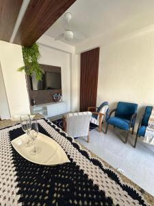 a living room with a table and some chairs at Casas Temáticas in Tramandaí