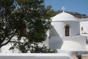 Una iglesia blanca con una cruz encima. en En Patmo Holiday Home, en Patmos