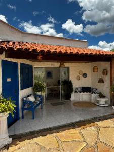 a patio of a house with a blue door at Pousada Villa Grega de Piri in Pirenópolis