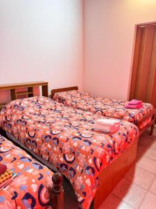 a bedroom with two twin beds and a table at Departamento Guadalupe in Fiambalá
