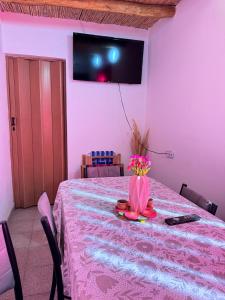 a room with a table with a vase of flowers on it at Departamento Guadalupe in Fiambalá