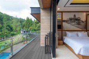 ein Schlafzimmer mit Bett und Balkon mit Aussicht in der Unterkunft Intragama Villa in Puncak + 25 Fotos