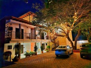 a car parked in front of a house at Casa Flores in Tepoztlán
