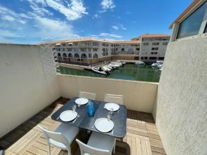 a patio with a table and chairs on a balcony at Studio cabine à Sète avec terrasse et climatisation - FR-1-338-106 in Sète