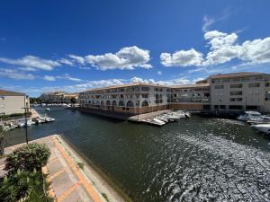 a view of a river with buildings and boats at Studio cabine à Sète avec terrasse et climatisation - FR-1-338-106 in Sète +12 photos