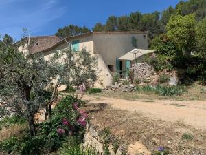 a house in the middle of a yard with flowers at Mas de la clue - 4 personnes in Figanières