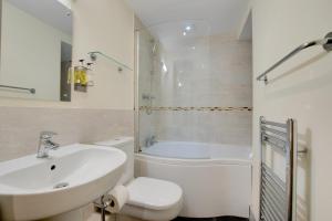 a bathroom with a sink and a toilet and a tub at 3 Bed in Totnes oc-bcplym in Broadhempston +7 photos