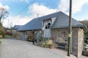 a stone house with a gambrel roof at 3 Bed in Totnes oc-bcplym in Broadhempston