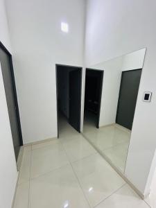 a room with four doors and a mirror at Departamento ESTRADA ideal para pasajeros en tránsito, viajes laborales o estadías cortas Ubicado en Ezeiza, a solo 20 minutos del Aeropuerto Internacional Ministro Pistarini, ofrece comodidad y practicidad para hasta 4 personas in Tristán Suárez