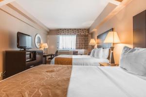 Postel nebo postele na pokoji v ubytování Comfort Suites Downtown