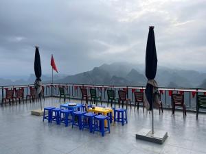 a table and chairs and umbrellas on a roof at Moutain View in Yên Minh +1 photo