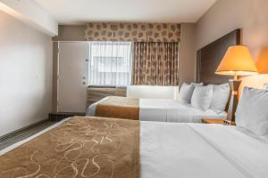 Postel nebo postele na pokoji v ubytování Comfort Suites Downtown