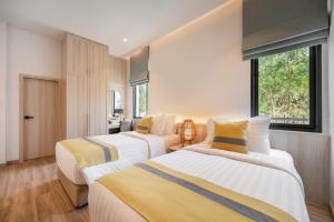 two beds in a room with a window at Mövenpick Pool Villa6BR-NEW2025- in Na Jomtien +61 photos