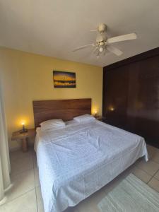 a bedroom with a large bed with a ceiling fan at Amplio depto en el corazón comercial de Boca in Veracruz