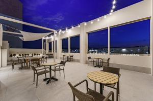 a restaurant with tables and chairs and large windows at Daegu Hound Hotel Dongchon Amusement Park in Daegu