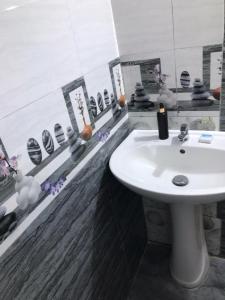 a bathroom with a sink and a white sink at Stay Logi Nanuoya in Nanu Oya