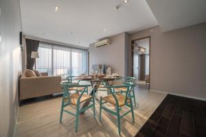a living room with a dining room table and chairs at Large 3BR Veranda Pattaya Direct Beach Access in Jomtien Beach