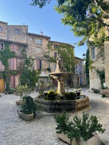 a fountain in the middle of a courtyard at Lésina Bed & Breakfast in Apt