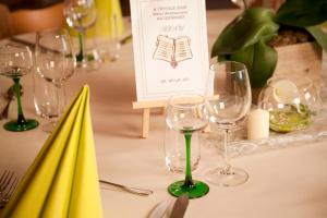una mesa con copas de vino y un cartel en ella en A l'étoile d'or, en Batzendorf
