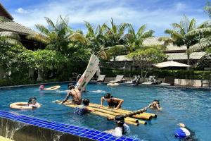 un gruppo di persone che giocano in piscina di Lanna Deer Chiang Mai a Chiang Mai