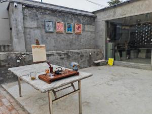 a table in front of a concrete building with a table with a table at 天天绘住 in Xianzong
