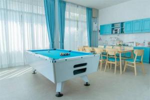a pool table in a room with a dining room at Chern Mar Pool Villa Cha-am in Cha Am