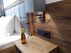 a bottle of wine on a table next to a bed at Denggnhof in Münster