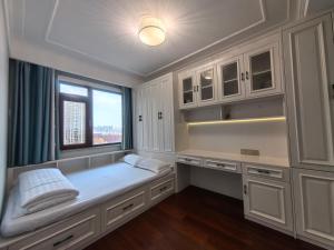 a room with a bench with a window at SeaHear Premier in Rizhao