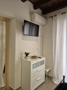 TV i/ili multimedijalni sistem u objektu Ormea House