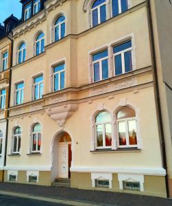 a large building with windows on a street at Ferienwohnungen Plauen in Plauen
