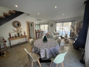 a living room with a table and chairs at Maison familiale La Casa de la Cayote in Formiguères