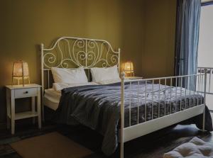 a bedroom with a bed with a metal frame and pillows at Gnishik Eco Lodge in Gnishik