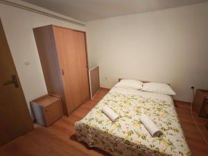 Progon House tesisinde bir odada yatak veya yataklar