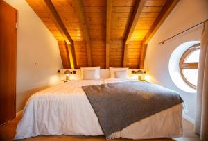 เตียงในห้องที่ Villa Waldperlach by Blattl
