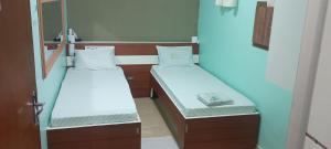 a pair of beds in a small room at Hotel metrosul Ltda in São Paulo
