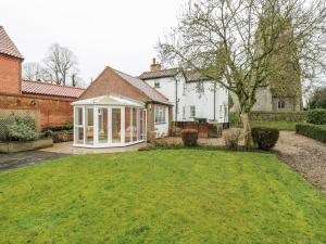 an image of a house with a garden at White Gates in Norwich