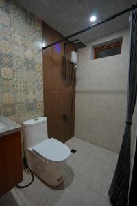 a bathroom with a toilet and a shower at Aran Villas in Santa Maria