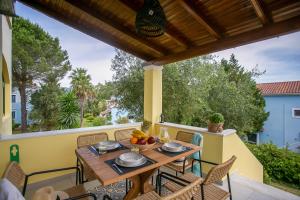 a patio with a table and chairs on a balcony at Casa Govino - Dolce fare niente in Danilia