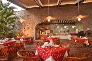 Un restaurante o sitio para comer en El Cid Granada Hotel & Country Club