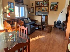 a living room with a couch and a table at La casa del pintor in Breña Alta