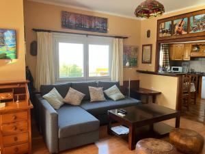 a living room with a couch and a table at La casa del pintor in Breña Alta