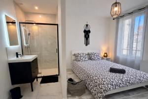 a bedroom with a bed and a shower and a sink at La Coloc Boho - Saint-Quentin, chambres centre, idéal pro in Saint-Quentin +5 photos