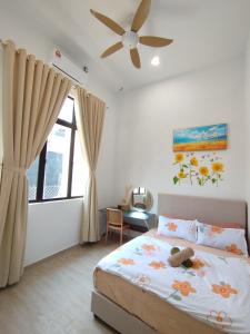 a bedroom with a bed and a ceiling fan at 4 Seasons Homestay in Kuantan